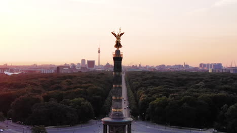 Vista-Aérea-De-La-Columna-De-La-Victoria-De-Berlín-Al-Amanecer,-Berlín,-Alemania