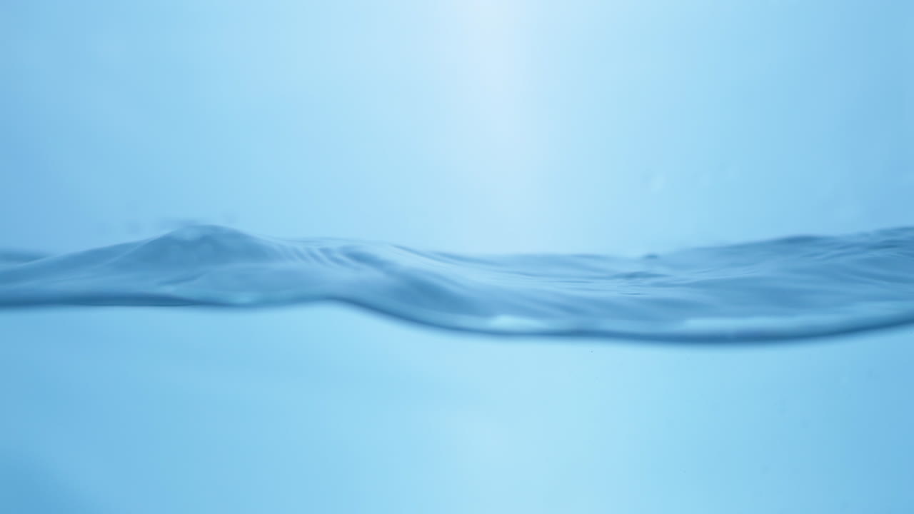 거품과 물방울이 아지는 투명한 물