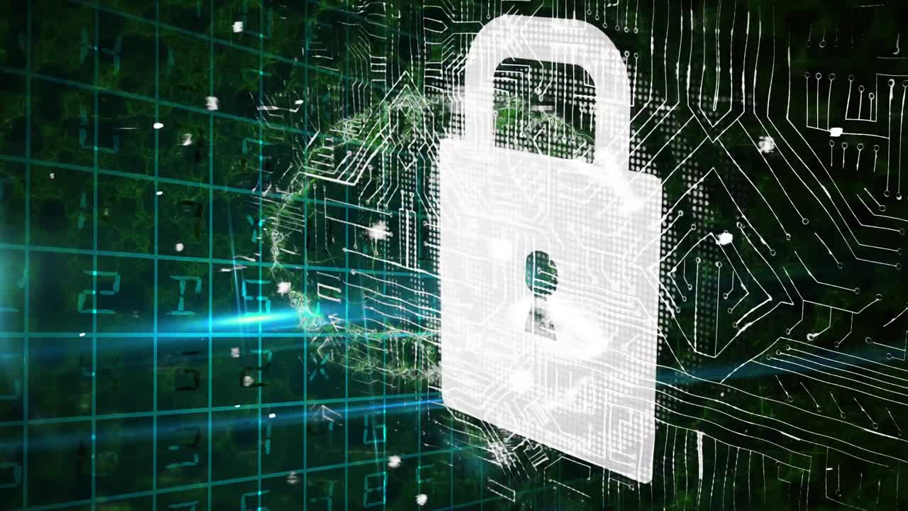 animación de un candado con placa de circuito de computadora y cerebro humano digital sobre fondo negro