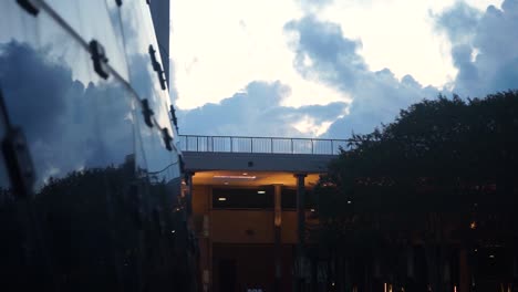 movimiento hacia arriba con el reflejo de edificios modernos y nubes