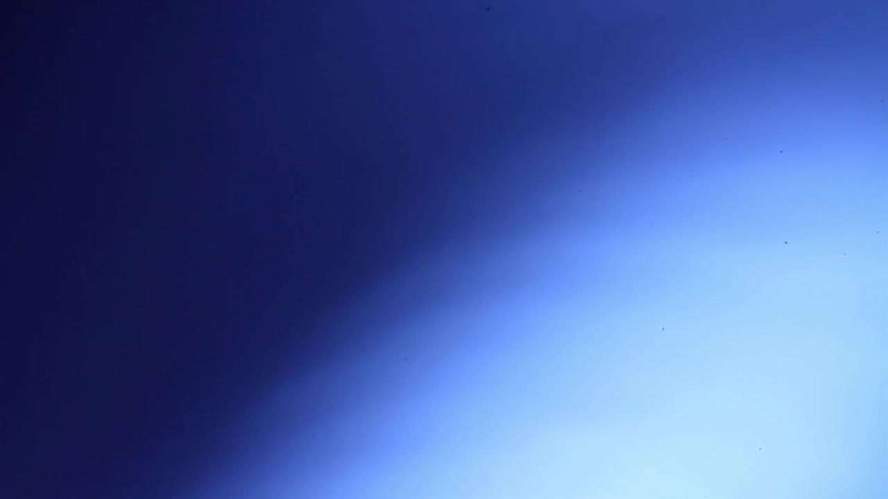Transizione astratta con fuga di luce blu su sfondo scuro