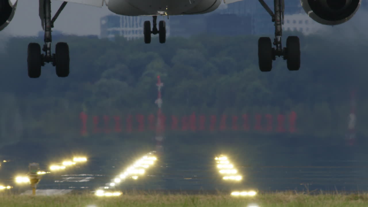 활주로에 착륙하는 비행기