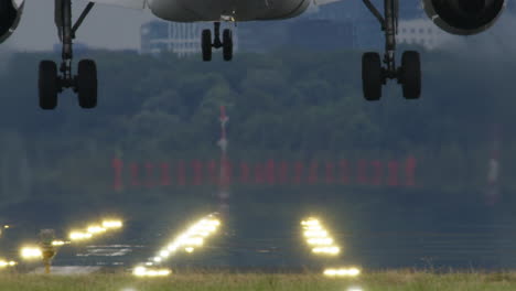 aterrizaje de un avión en la pista