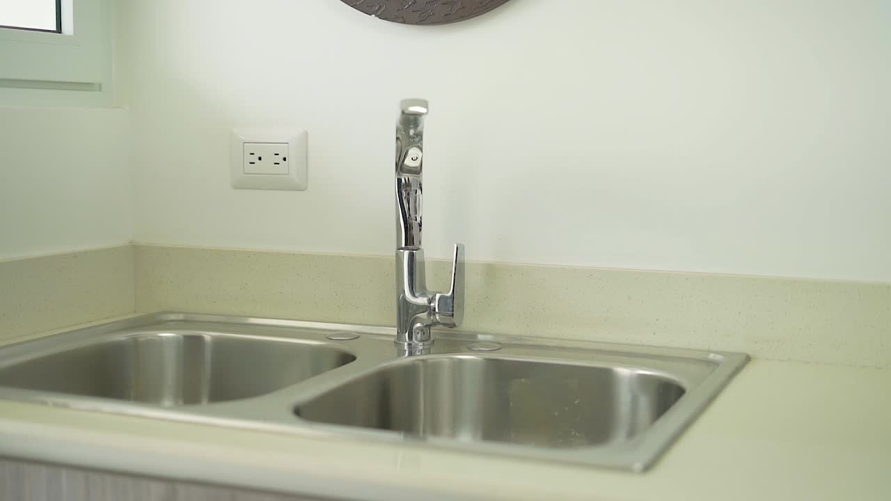 두 개의 싱크대가 있는 흰색 부엌 싱크대