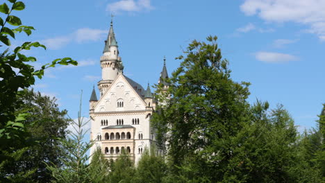 Schloss-Neuschwanstein-Im-Sommer-In-Schwangau,-Deutschland---Statische-Aufnahme