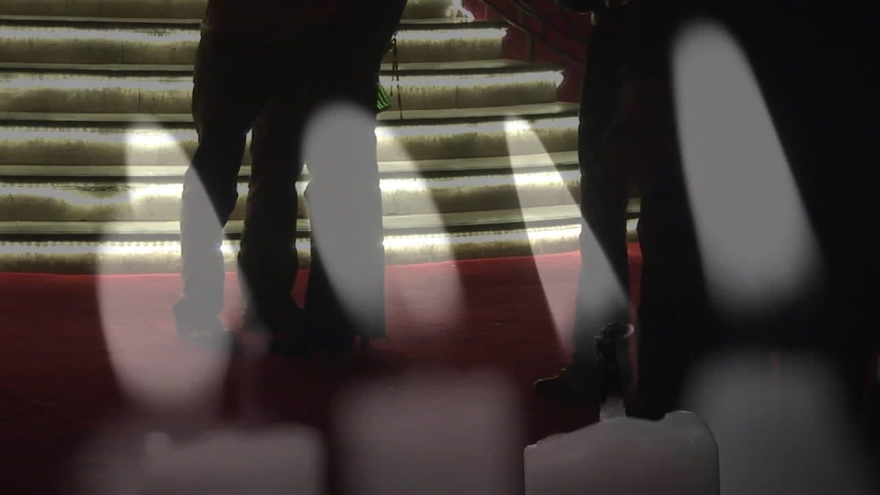 산책하고 포옹하는 사람들 위에 불타는 불의 애니메이션