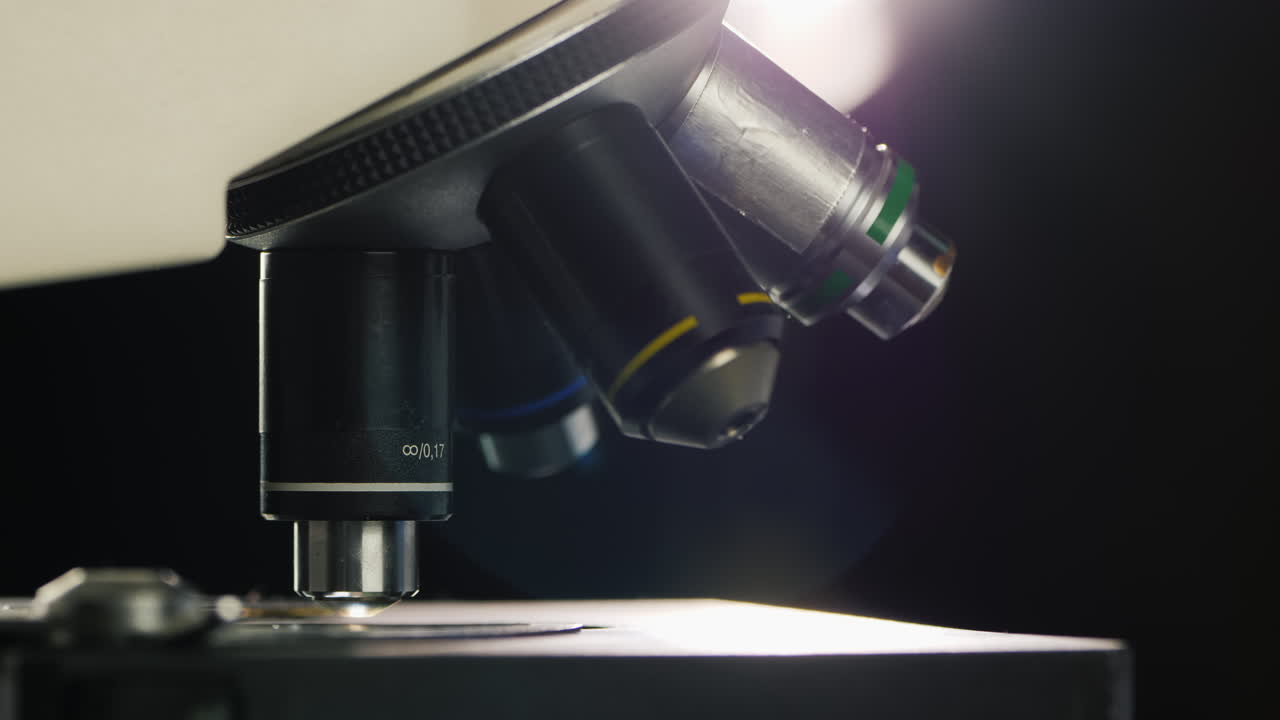 vista lateral de un científico que trabaja con un microscopio en el laboratorio 2