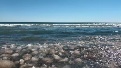 Vista-De-Aguanieve-De-Hielo-Siendo-Empujada-En-El-Lago-Michigan