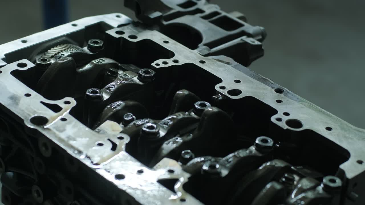 closeup motor de coche abierto. mecánico de coche en el garaje con motor de coche después de quitar la parte de la cubierta. reparación de motor de coche. servicio de automóviles