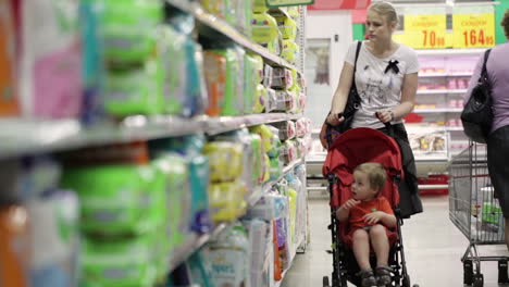 Mutter-Mit-Ihrem-Jungen-Im-Supermarkt