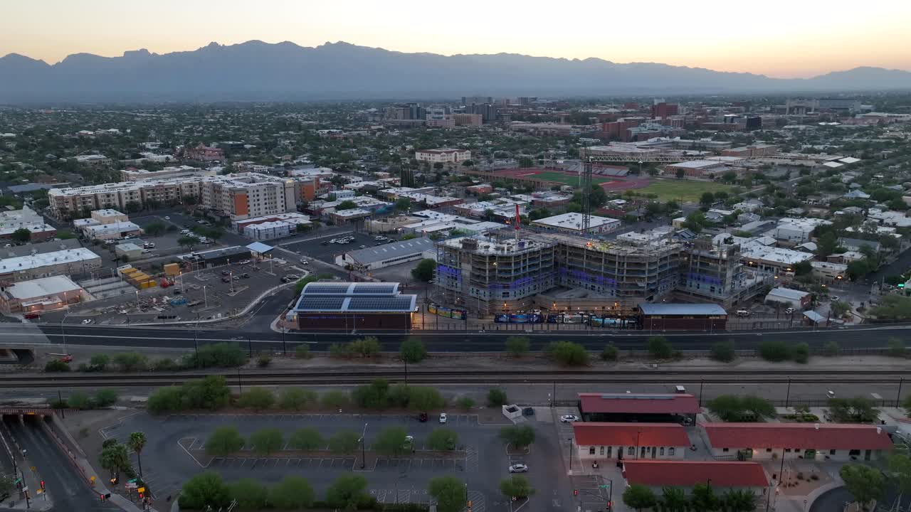Tucson Amtrak station med rødt tag og smuk solopgang over bjerge i Arizona