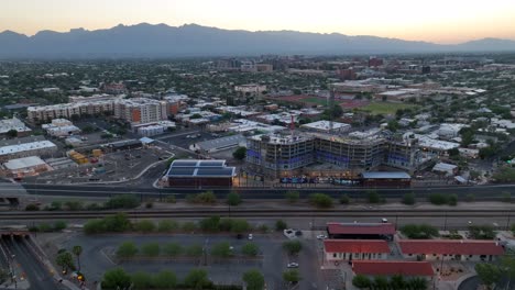 estación de amtrak de tucson con techo rojo y hermoso amanecer sobre las montañas de arizona