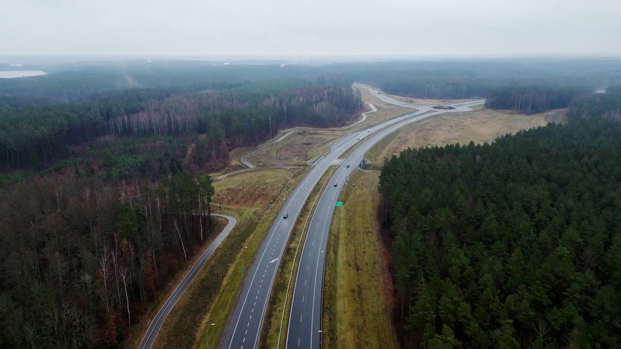 두 차선 도로와 순환 교차로의 드론 뷰. 어두운 가을 날의 도로 교통