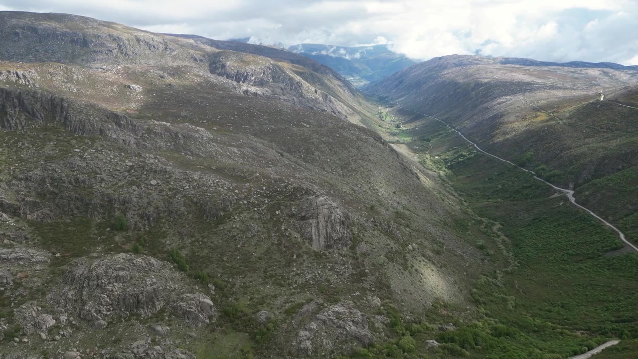 Riprese aeree con drone della Serra da Estrela, Portogallo: cime montuose rocciose, bacini idrici e vasto paesaggio naturale sotto una luce chiara. Ideale per progetti di viaggio e natura
