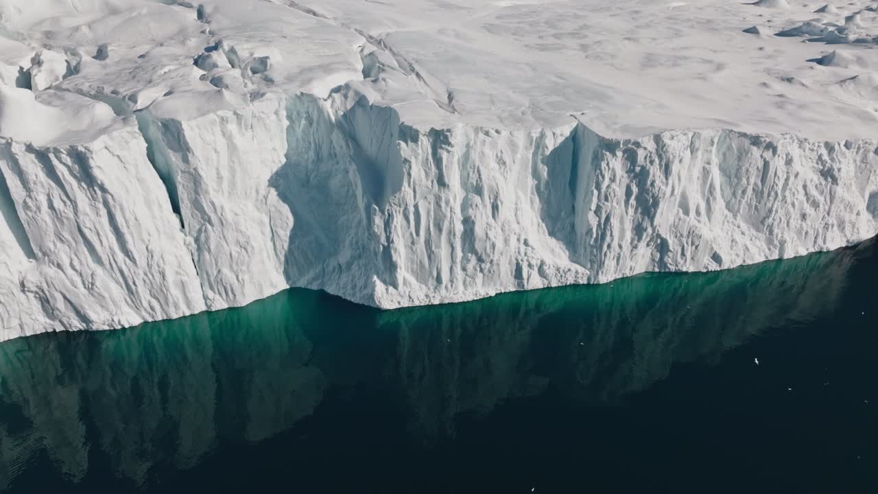 ilulissat icefjord의 바다와 얼음 위의 드론