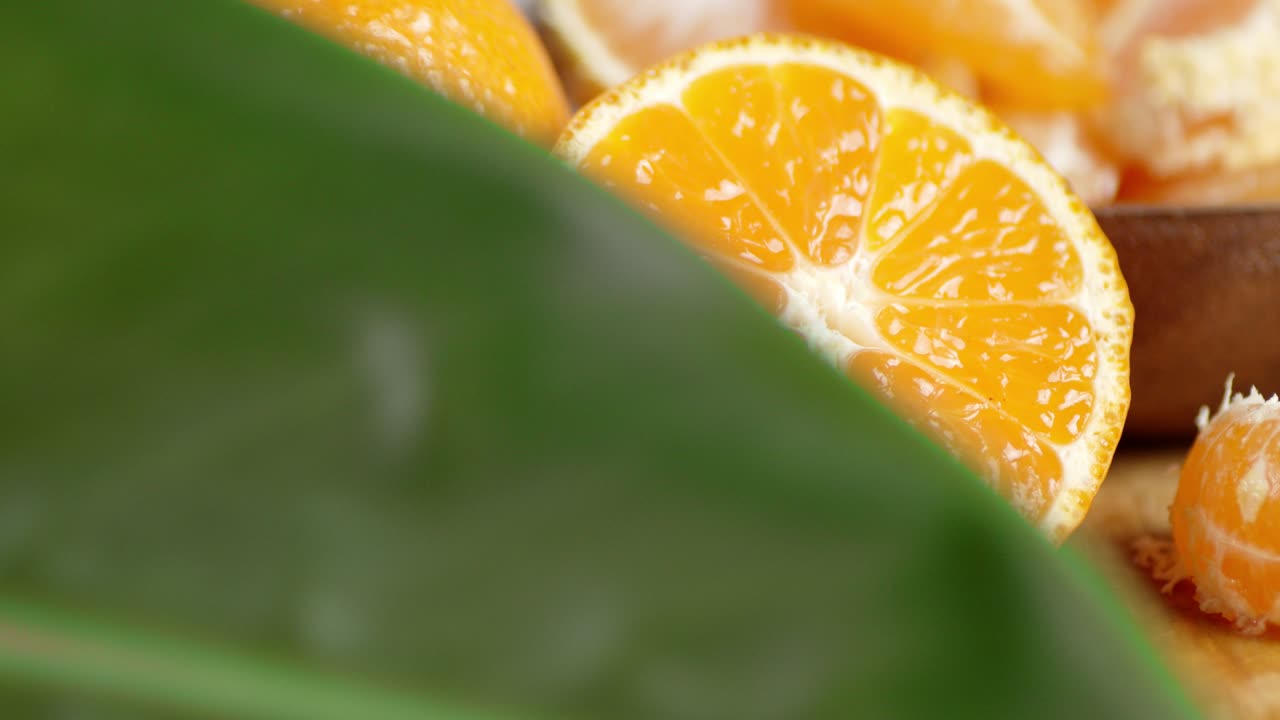 las piezas de mandarina fresca giran lentamente.