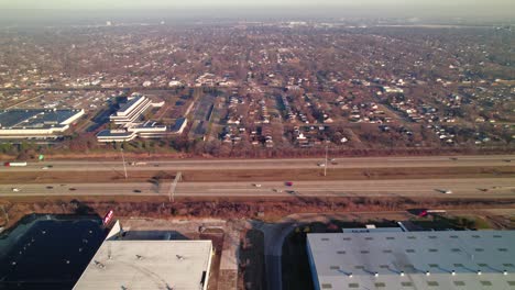 Luftaufnahme-Von-Süd-Detroit:-Morgenverkehr-Auf-Der-Interstate-94