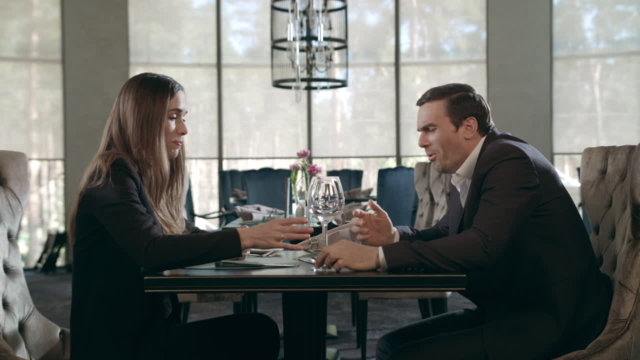 Coppia d'affari che parla al ristorante. Uomo e donna che ridono a un incontro al caffè.