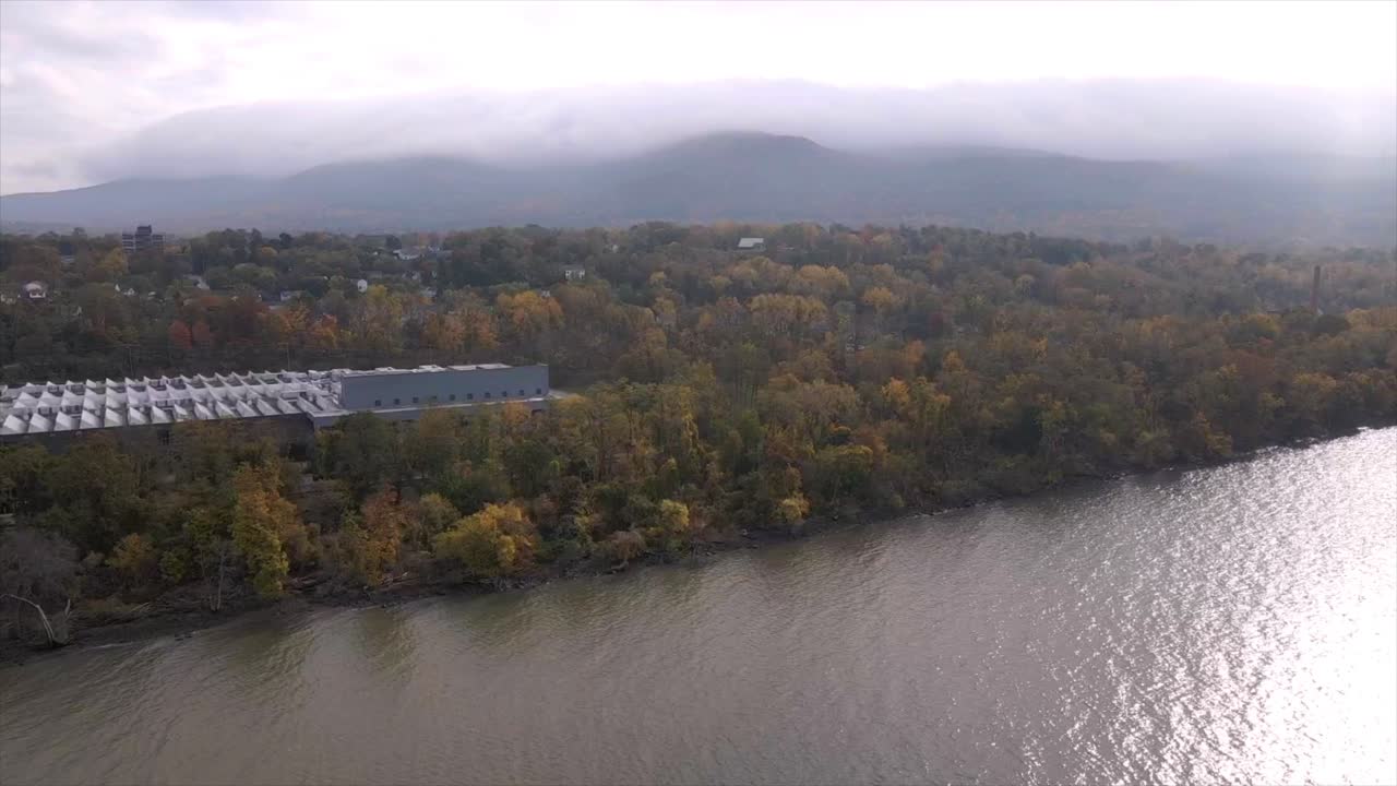 흐린 날에 단풍이 절정에 달하는 가을 동안 비콘 뉴욕의 항공 영상