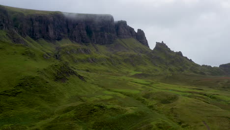 reveladora toma de dron de quiraing el deslizamiento de tierra en la cara este de meall na suiramach en escocia
