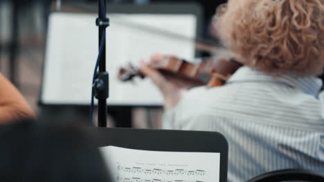 Partitura-En-Primer-Plano-Y-Tocando-Un-Violín-Boca-Arriba