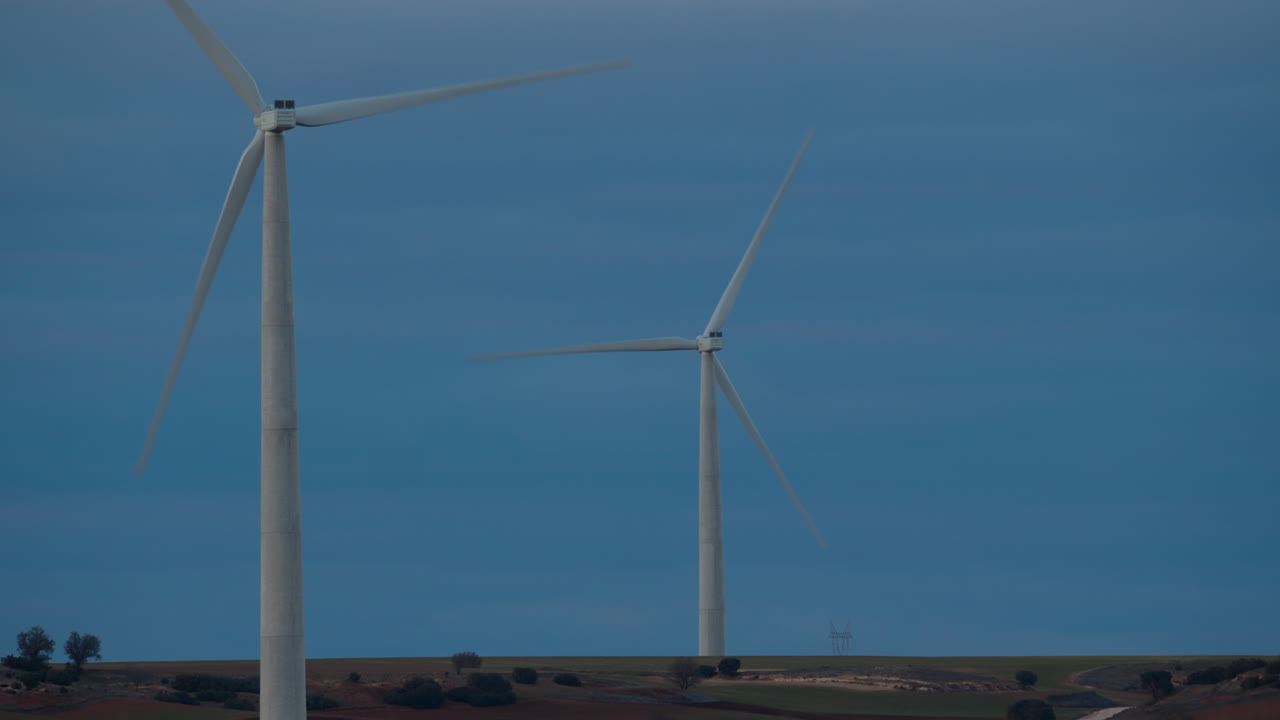 저녁 에 두 개의 풍차