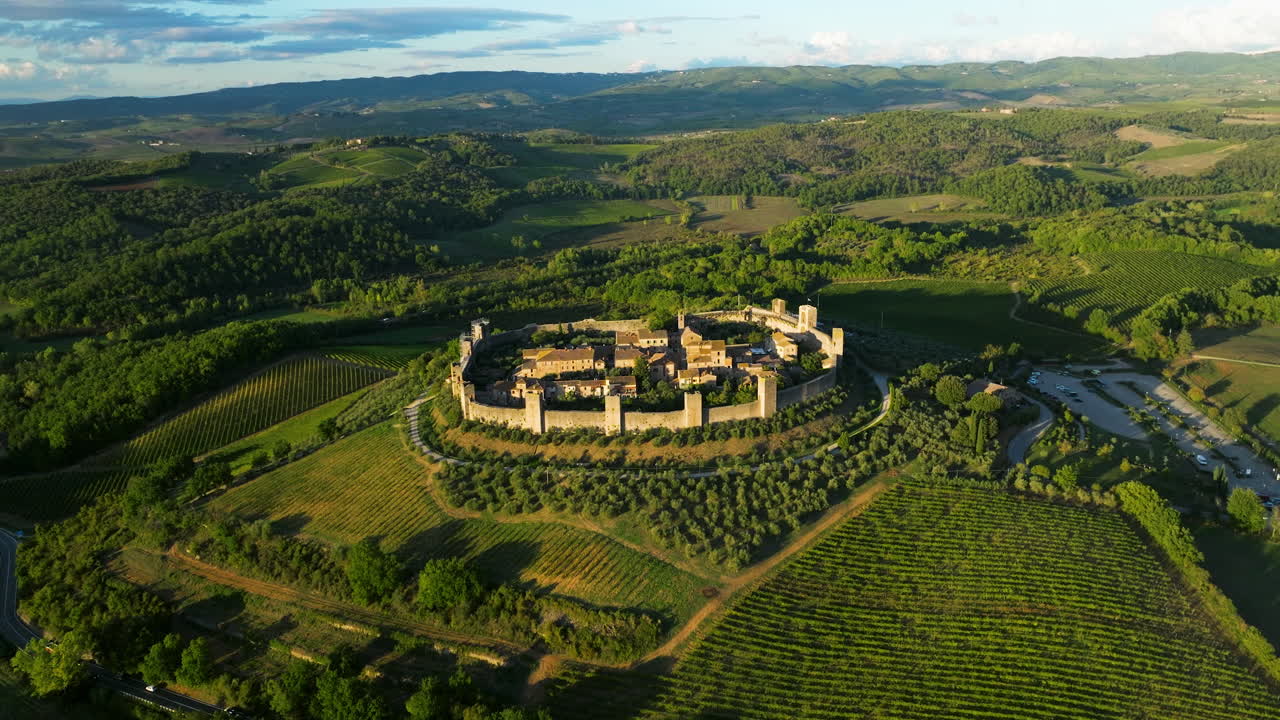 ciudad amurallada de monteriggioni en un paisaje natural escénico, toscana, italia - toma aérea de drones