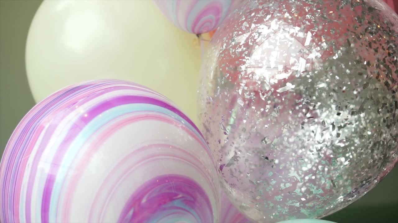 파티에서 다채로운 풍선의 dolly. 파스텔 색. 축제 및 생일 개념