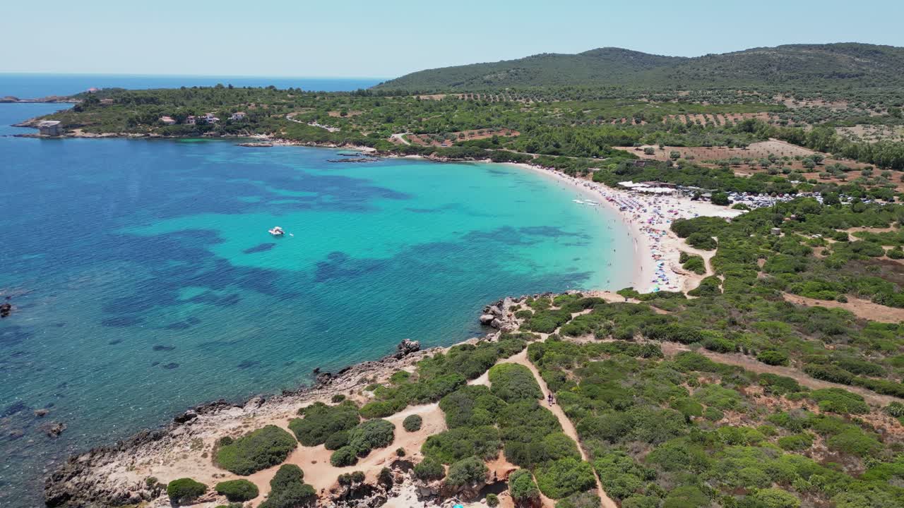 Pequeña cala y Playa Cala Spinosa en Capo Testa, Santa Teresa di Gallura, Cerdeña, Italia - Aérea 4k