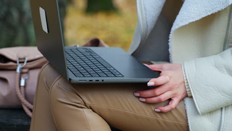 mujer trabajando en una computadora portátil en un parque