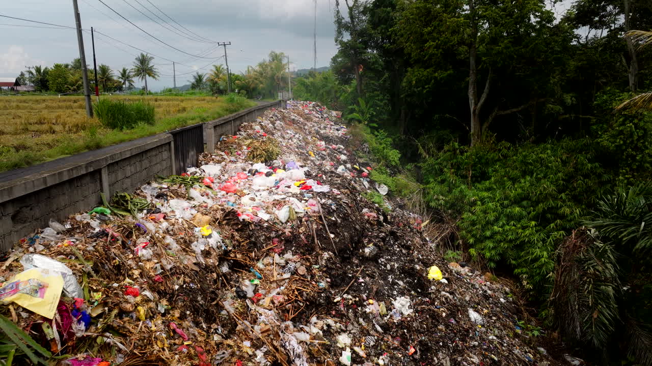 sitio de eliminación de residuos repulsivos junto a la carretera rural de bali, aérea