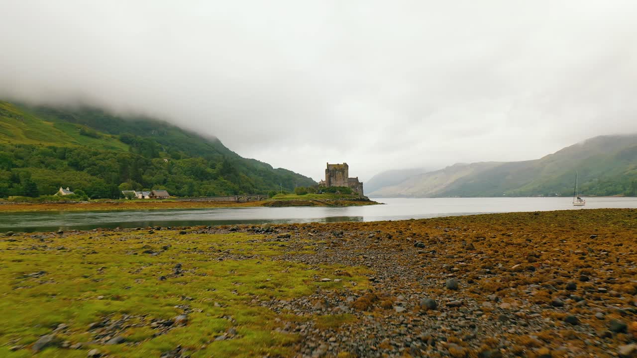 스코틀랜드 하이랜드 (scotland highlands) 에 있는 loch duich에 있는 eilean dardan castle.