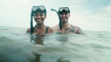 pareja con gafas de protección en el mar