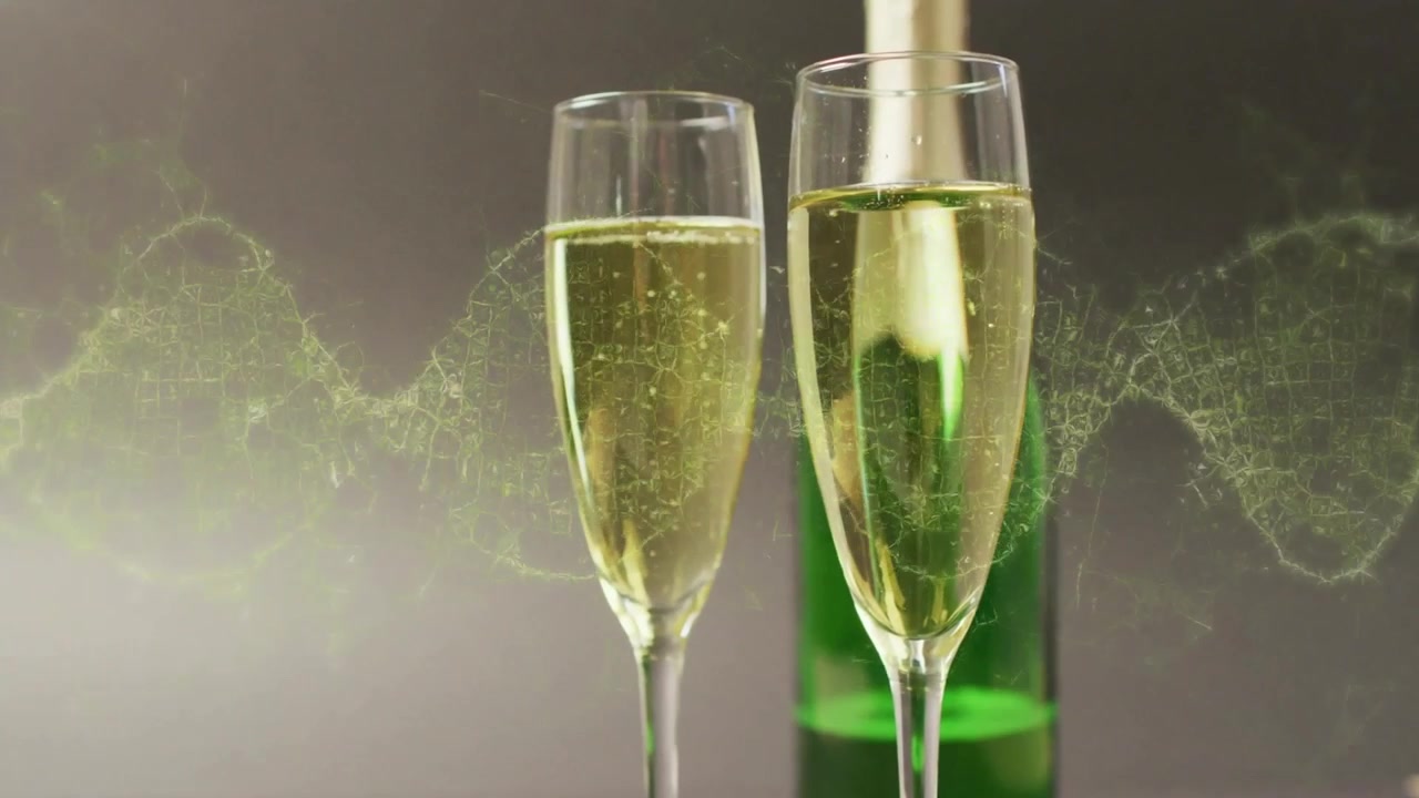 Due flûte di champagne e bottiglia con sovrapposizione digitale astratta verde.