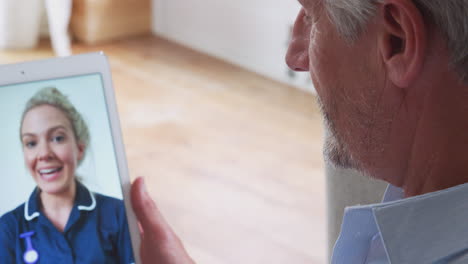 pareja madura teniendo consulta en línea con una enfermera en casa en una tableta digital