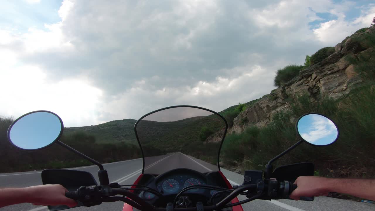 그리스 펜텔리 산에서 오토바이 타기