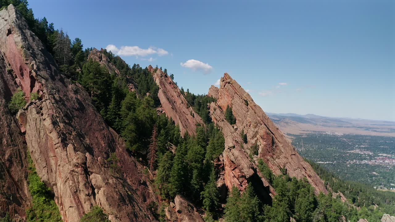 imágenes aéreas de drones de las formaciones rocosas de planchas planas en boulder, colorado