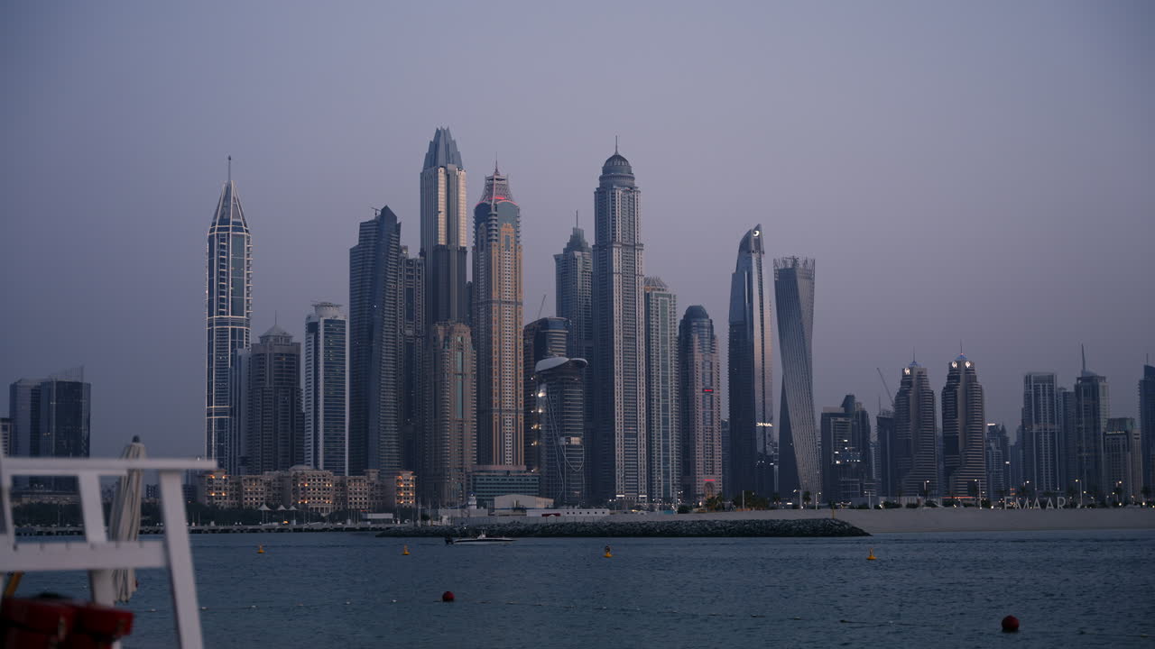 Skyline di Dubai al tramonto