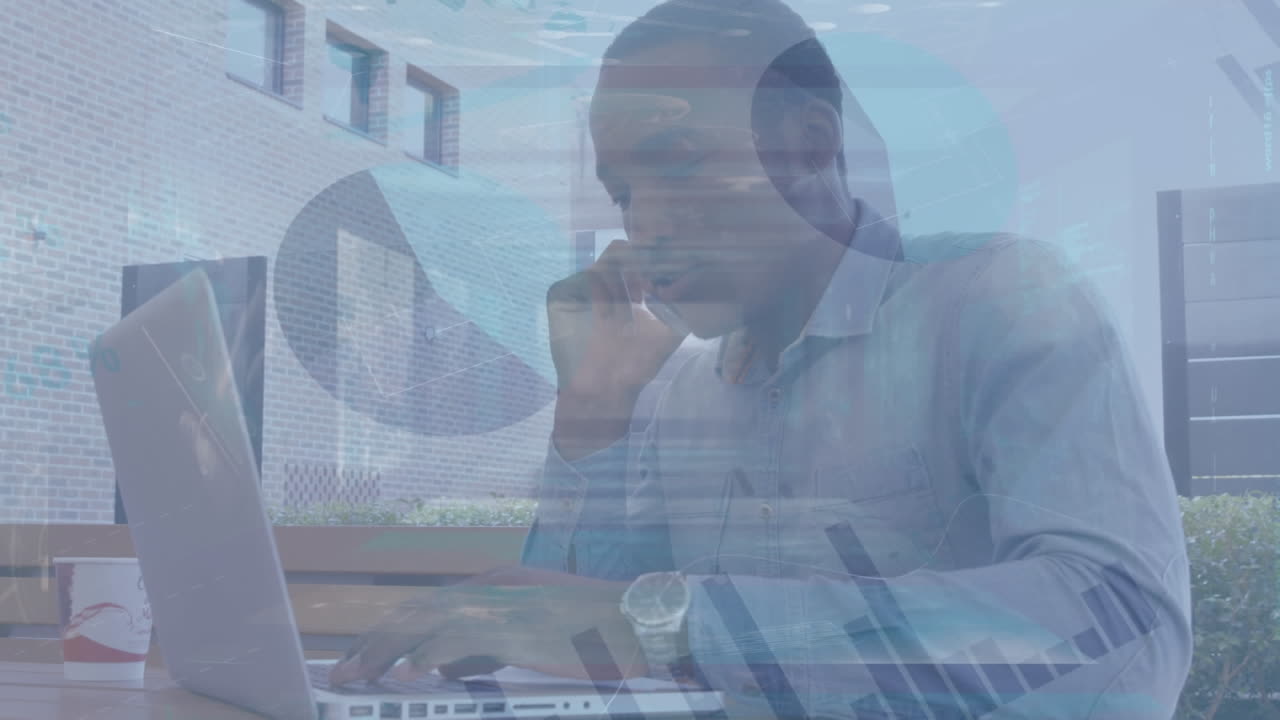 animazione dell'elaborazione delle statistiche su un uomo d'affari che utilizza smartphone e laptop con case