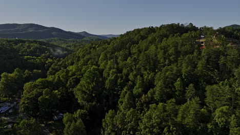 Helen-Georgia-Aerial-V11-Filmischer-Drohnenflug-über-Eine-Alpine-Dorfstadt,-Sockel-Hoch,-Aufnahme-Einer-Wunderschönen-Berglandschaft,-Die-Tagsüber-Von-üppigen-Grünen-Wäldern-Bedeckt-Ist-–-Aufgenommen-Mit-Mavic-3-Cine-–-Oktober-2022