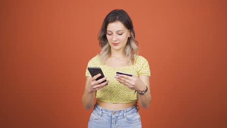 Junge-Frau-Kauft-Am-Telefon-Ein.