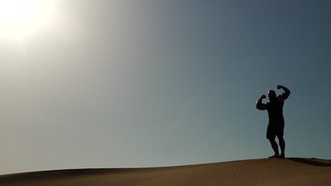 Culturista-Flexionando-En-El-Desierto-De-Dubai