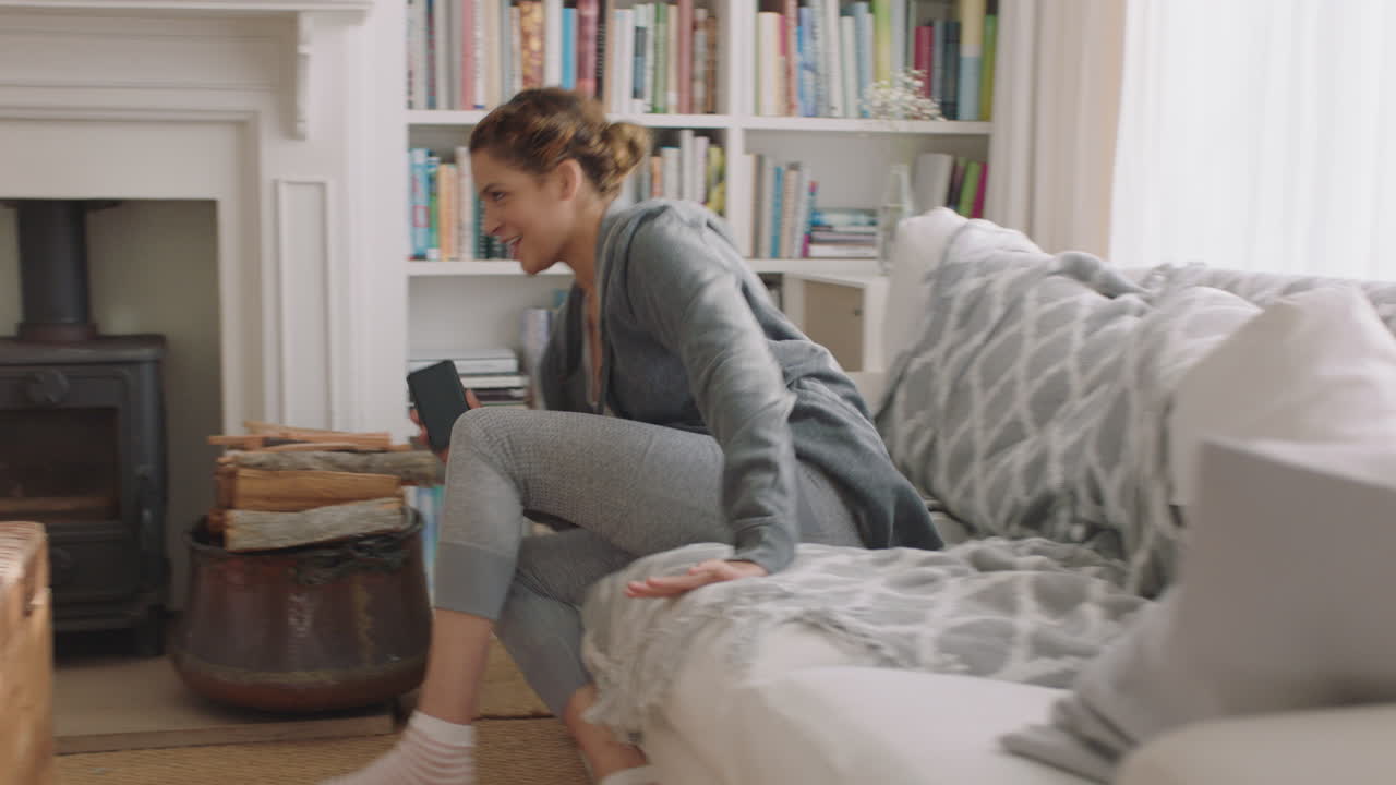 adolescentes felices bailando en casa mejores amigas divirtiéndose disfrutando de movimientos de baile funky celebrando el fin de semana de vacaciones en casa con pijama