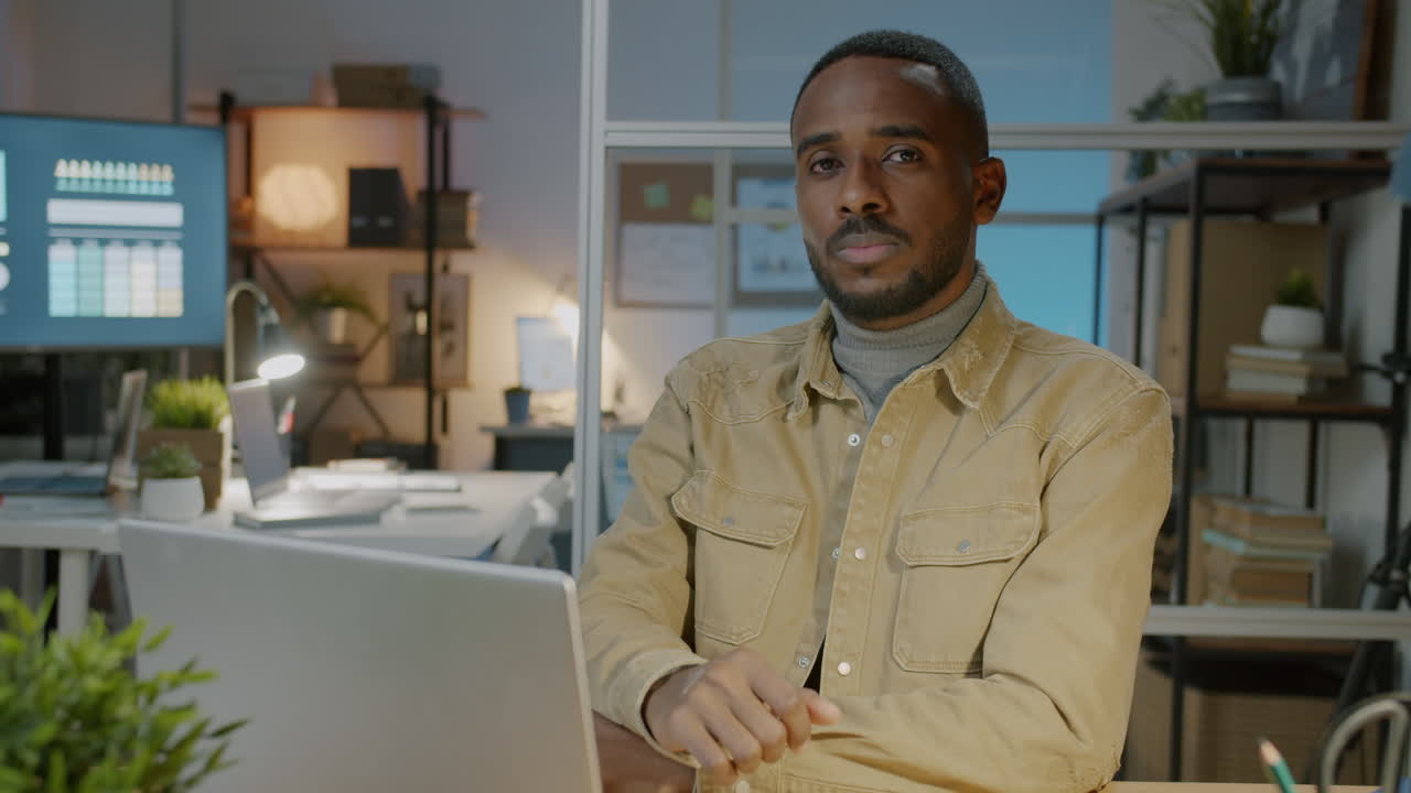 hombre de negocios trabajando en una computadora portátil en la oficina