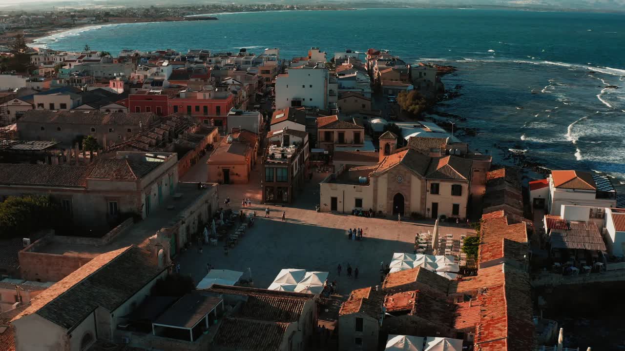 Riprese aeree con drone della pittoresca cittadina costiera di Brucoli in Sicilia con panorama sull'oceano.