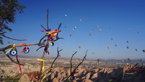 Atemberaubende-Landschaft-Bunter-Heißluftballons,-Die-über-Uchisar-In-Kappadokien,-Türkei,-Unter-Dem-Klaren-Blauen-Himmel-Fliegen---Panorama-Zeitlupenaufnahme-über-Dem-Roten-Tal