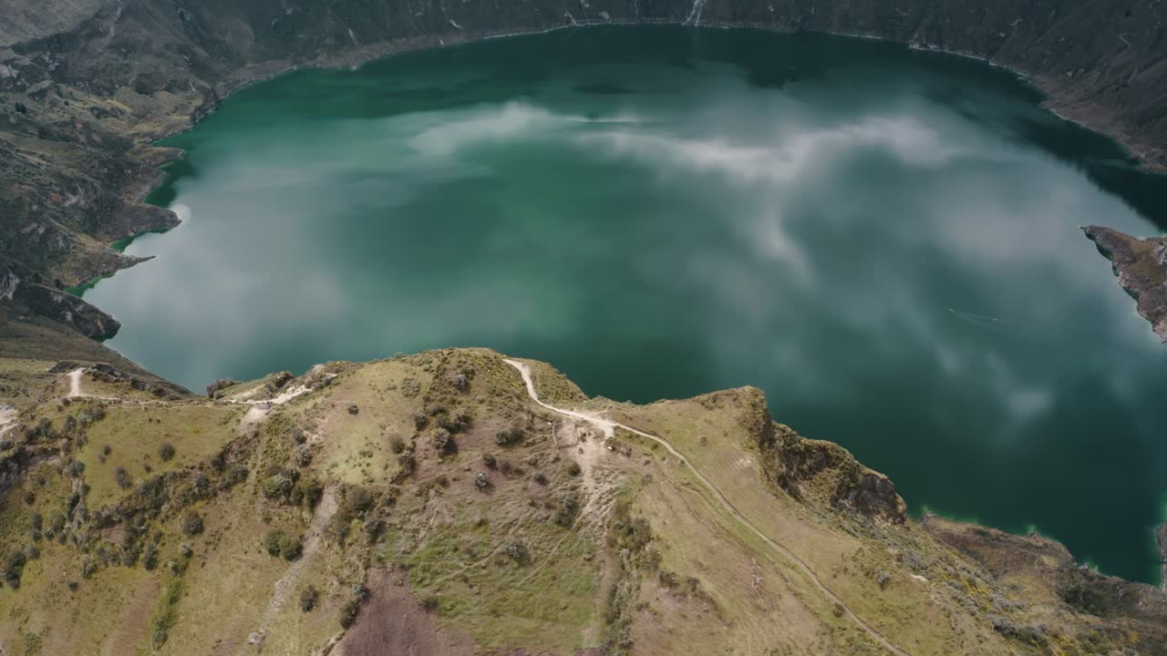 Vista tranquilla del Lago vulcanico di Quilotoa in Ecuador.