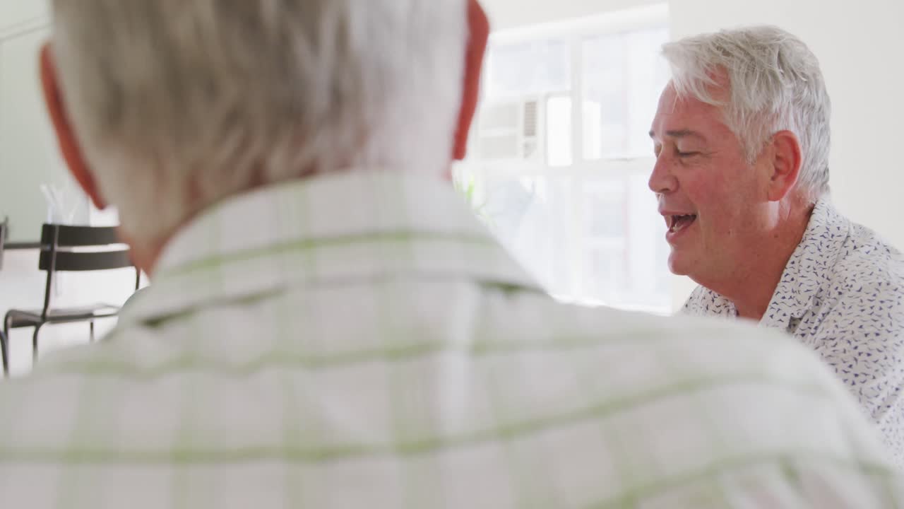 성인 남녀 친구 들 이 함께 테이블 에 앉아서 무용실 춤 을 추기 전 에 사교적 인 관계 를 맺고 있다