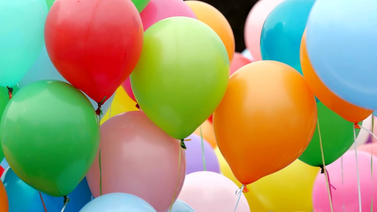 balones de helio de colores festivos.