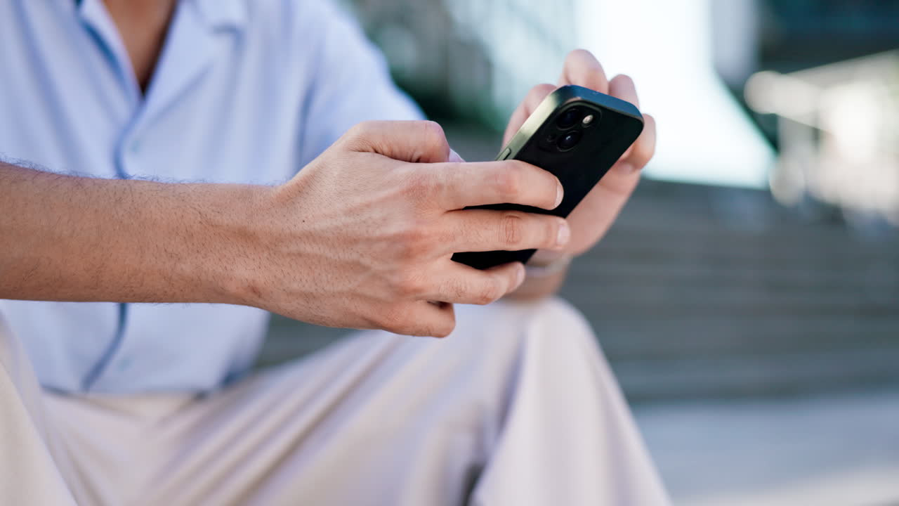 전화, 손으로 타이핑하고 긴장을 풀고 이메일을 확인하는 사람